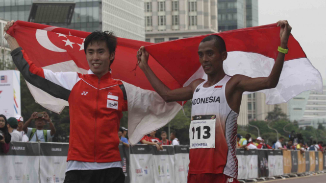 Pelari Singapura Soh Rui Yong (kiri) dan pelari Indonesia Agus Prayogo (kanan) berfoto bersama usai menyentuh garis finish marathon SEA Games 2017 di Precint 3 Putrajaya, Malaysia, 19 Agustus 2017.
