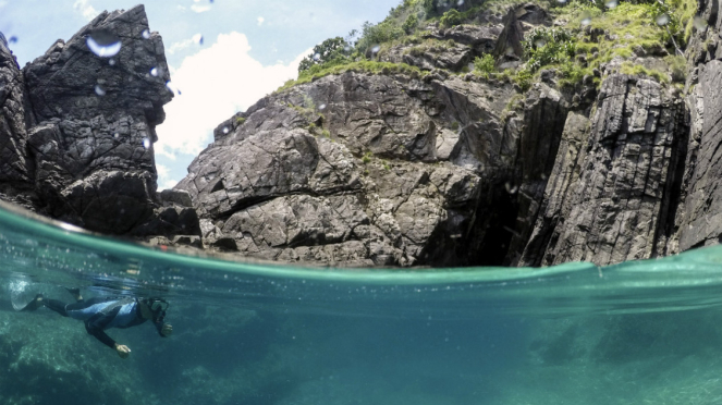 Wisatawan menyelam di gua bawah air Pulau Senoa, Natuna, Kepulauan Riau, Minggu (30/7/2017). 