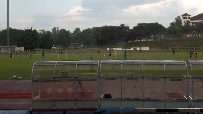Latihan Timnas Indonesia U-22 di Malaysia dalam guyuran hujan