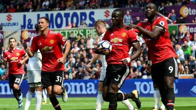 Para pemain Manchester United merayakan gol Eric Baily (kedua dari kanan)