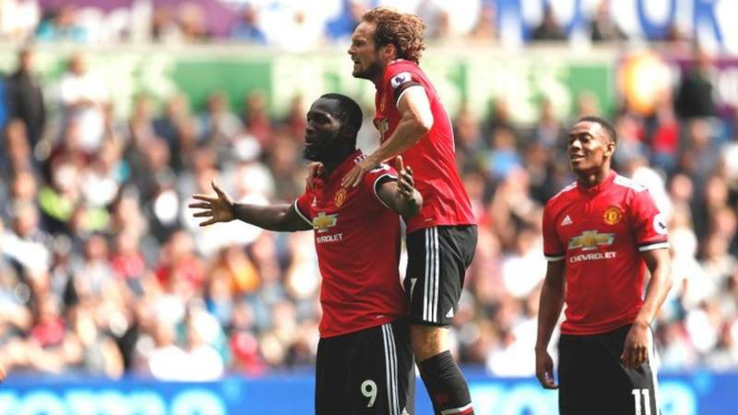 Para pemain Manchester United merayakan gol Romelu Lukaku (kiri)
