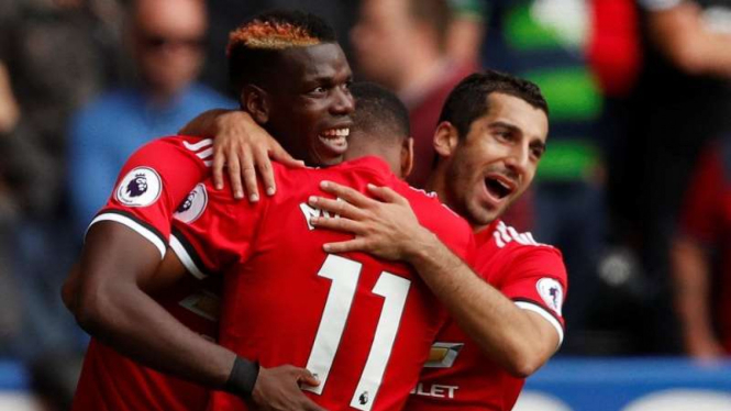 Paul Pogba (kiri) dan Henrikh Mkhitaryan (kanan) merayakan gol Anthony Martial