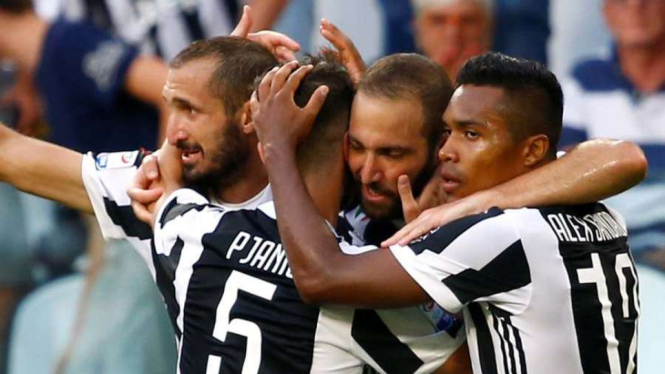 Pemain Juventus merayakan gol.