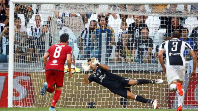 Aksi Gianluigi Buffon menggagalkan tendangan penalti 