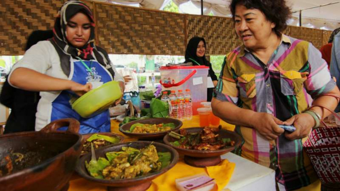  Wisatawan pada acara Aceh Internasional Halal Food Festival 2017 di Taman Sari, Banda Aceh, Sabtu (19/8/2017)