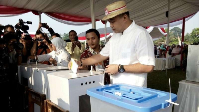  Bupati Tangerang Ahmaed Zaki mempraktikkan proses pemungutan suara dalam simulasi Pemungutan dan Penghitungan Suara untuk Pemilu Serentak 2019, Sabtu (19/8/2017)