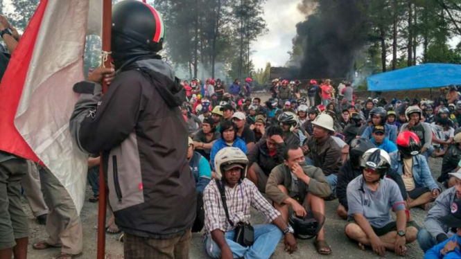  Sejumlah karyawan korban PHK PT Freeport Indonesia berunjuk rasa di Cek Point Mile 28, Timika, Papua, Sabtu (19/8/2017).