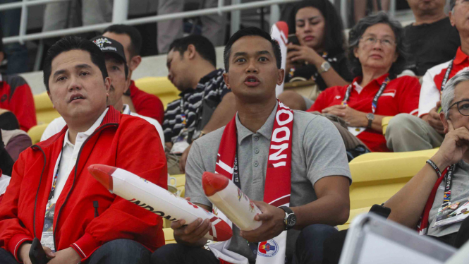 Ketua PRSI, Anindya Novyan Bakrie (kanan) bersama Ketua KOI, Erick Tohir menyaksikan jalannya pertandingan polo air putra Indonesia melawan Filipina di National Aquatic Centre, Bukit Jalil, Malaysia, 20 Agustus 2017.