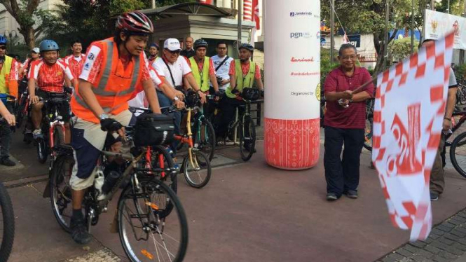 Funbike di depan Kantor Komite Ekonomi dan Industri Nasional.