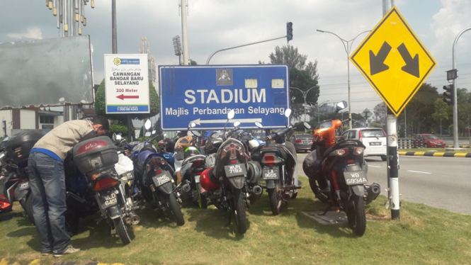 Parkir liar di sekitar Stadion Majlis Perbandaran Selayang, Malaysia