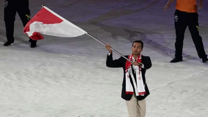 Perenang Siman Sudartawa kibarkan bendera Indonesia di pembukaan SEA Games 2017