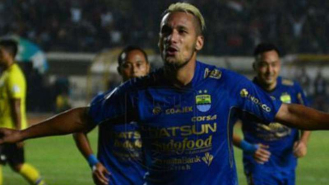 Gelandang Persib Bandung, Raphael Maitimo rayakan gol