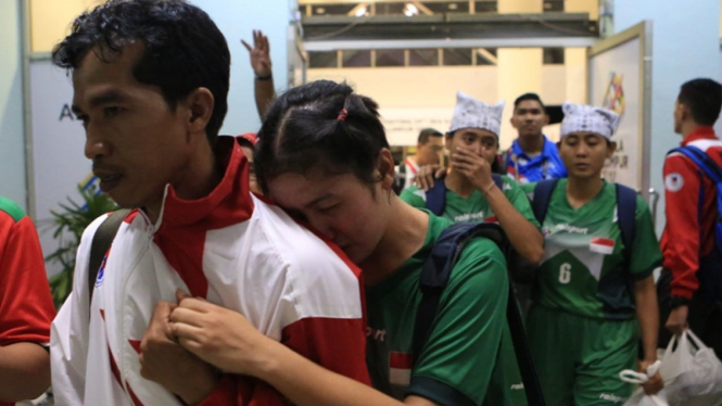 Atlet sepak takraw Indonesia menangis.