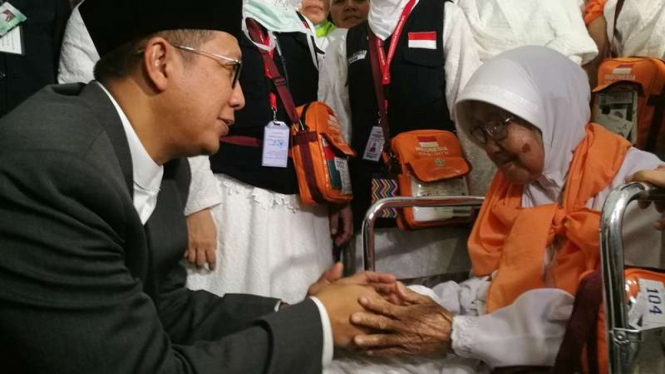 Menteri Agama RI Lukman Hakim Saifuddin menyapa para jemaah lanjut usia di Jeddah, Minggu malam (20/8/2017)