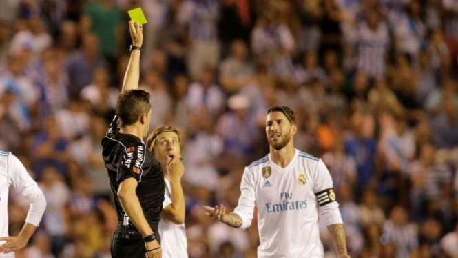 Kapten Real Madrid, Sergio Ramos, saat mendapat kartu kuning kedua.