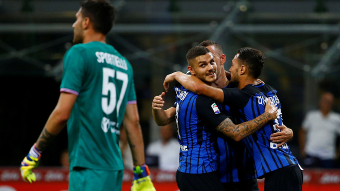 Inter Milan merayakan gol.