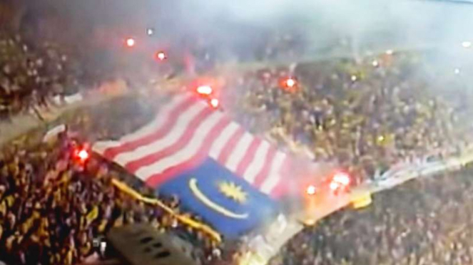 Aksi suporter Malaysia salah membentangkan bendera pada Piala AFF 2010