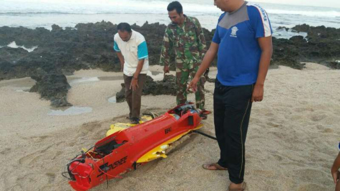 Bangkai BANSE 6547 T2, pesawat nirawak milik TNI, yang jatuh dan ditemukan warga Pantai Gemblongan, Kecamatan Caringin, Kabupaten Garut, Jawa Barat, pada Minggu, 20 Agustus 2017.