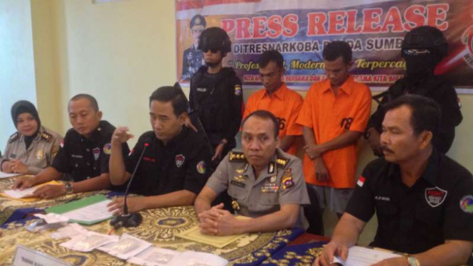Polda Sumatera Barat memperlihatkan dua petani tersangka jaringan narkoba internasional dalam konferensi pers di Padang pada Senin, 21 Agustus 2017.