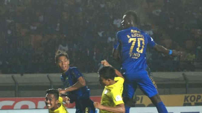 Striker Persib Bandung, Ezechiel N'Douassel (kanan)