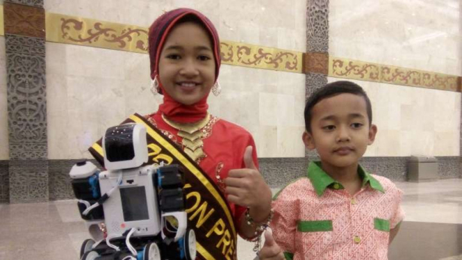 Syahrozad Zalfa Nadia dan Avicenna Roghid Putra Sidik, pemenang kontes robot