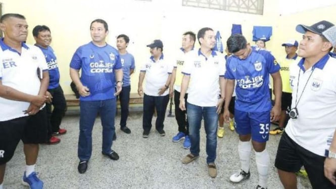 Wali Kota Semarang Hendrar Prihadi bersama pemain PSIS (VIVA co.id/ Dwi Royanto)