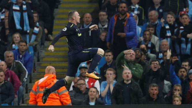 Striker Everton, Wayne Rooney rayakan gol ke gawang Manchester City