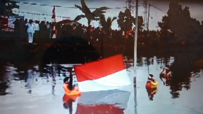 Pengibaran bendera di atas Paret Nenas, Pontianak.