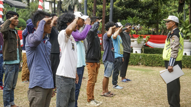 Sejumlah 'Pak Ogah' atau Sukarelawan Pengatur Lalu Lintas sedang menjalani proses latihan oleh anggota kepolisian beberapa waktu lalu.