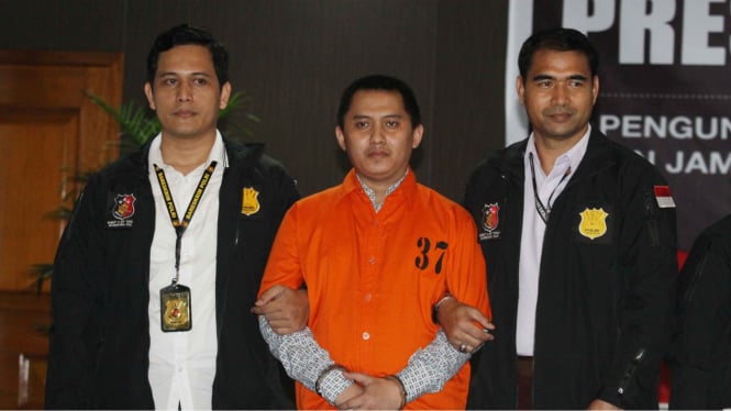 Direktur Utama First Travel  Andhika Surachman (32) saat digiring kepolisian