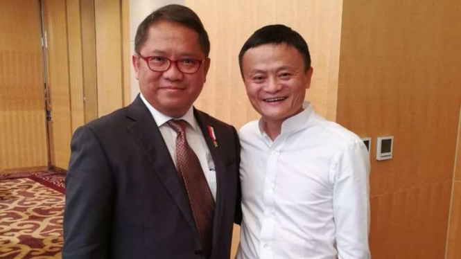 Menkominfo Rudiantara (kiri) bersama CEO Alibaba Jack Ma.