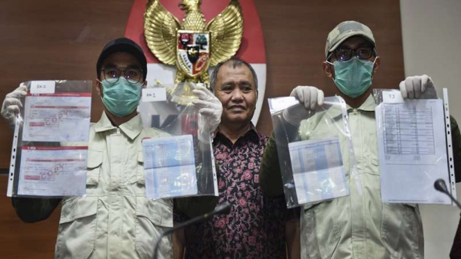 Ketua KPK Agus Rahardjo menunjukan barang bukti suap panitera PN Jaksel 