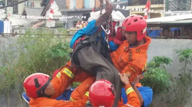 Agustinus saat dievakuasi dari atas Sutet di Jakarta Utara.