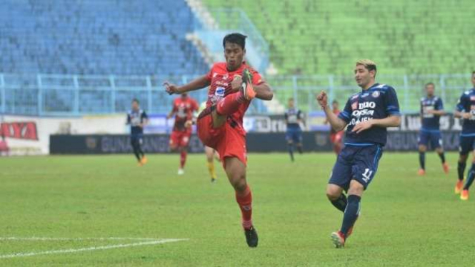 Pemain Arema FC Esteban Viscarra saat berduel dengan pemain Persiba Balikpapan. 