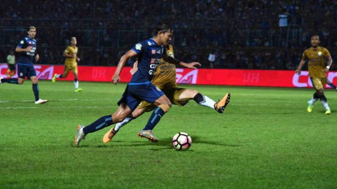 Pemain Arema FC Adam Alis saat berduel dengan Pemain Persib. (Lucky Aditya)