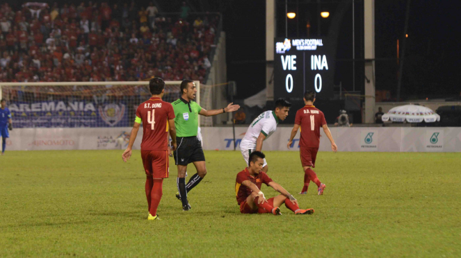 Gelandang Timnas Indonesia U-22, Hanif Sjahbandi, usai jatuhkan pemain Vietnam.