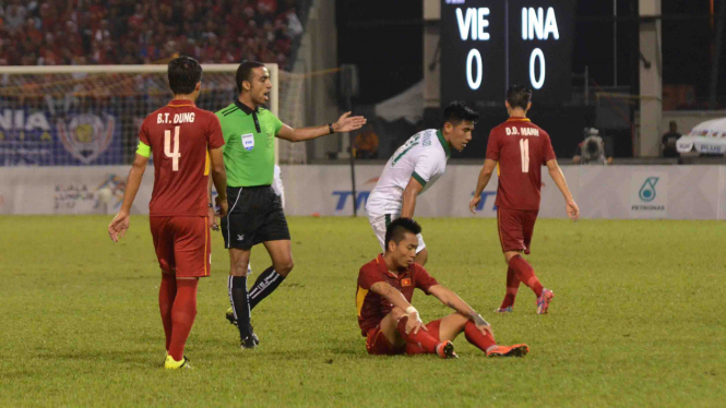 Gelandang Timnas Indonesia U-22, Hanif Sjahbandi (putih.