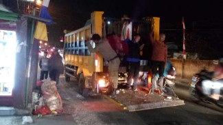 Sopir Truk Mogok, Depok 'Dibanjiri' Sampah