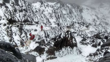 Tim ekspedisi 24 polwan di Carstensz Pyramid.