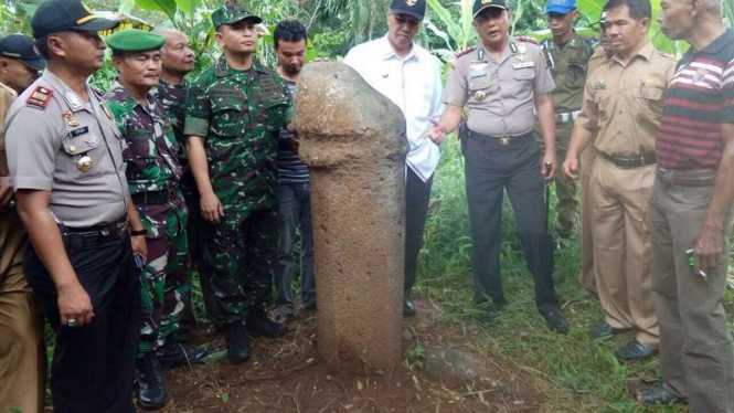Batu berbentuk kelamin yang ditemukan warga di kabupaten Tanah Datar, Sumbar.