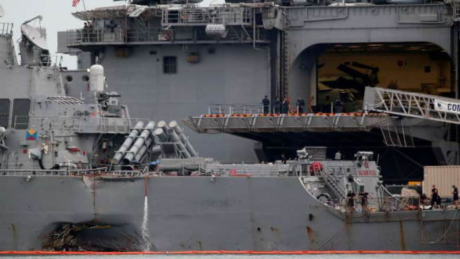Kondisi kapal USS John S McCain  usai tabrakan 