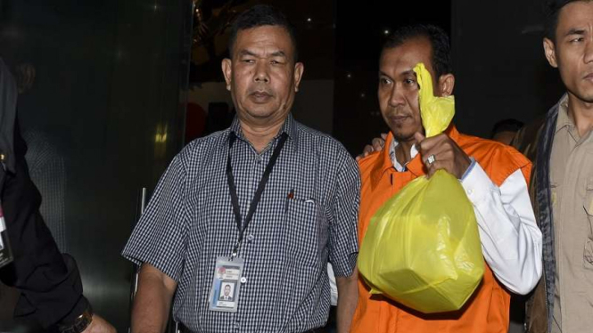 Panitera pengganti PN Jakarta Selatan Tarmizi mengenakan rompi tahanan KPK 