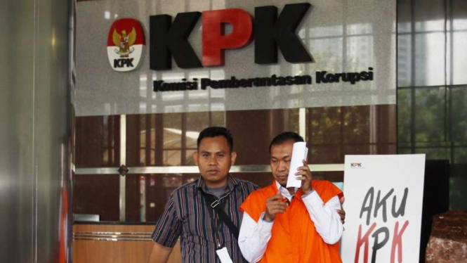Panitera pengganti PN Jakarta Selatan Tarmizi mengenakan rompi tahanan KPK