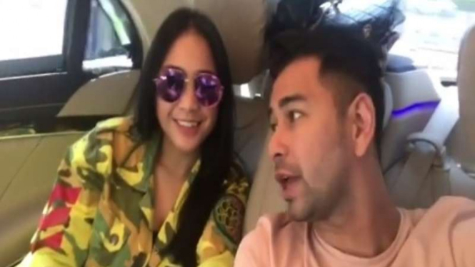 Raffi Ahmad dan Nagita Slavina di dalam mobil mewahnya.