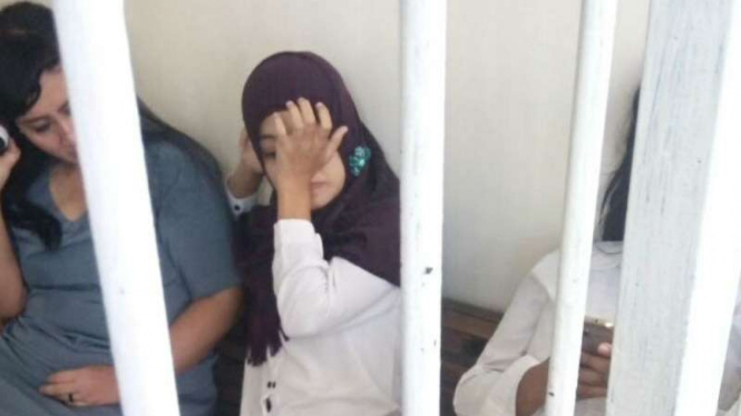 Terdakwa penyelundup sabu (berkerudung) di Pengadilan Negeri Semarang.