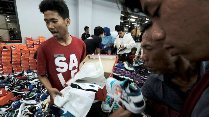 Para konsumen belanja sepatu diskon di suatu mal di Jakarta.