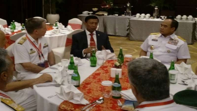 Menko Polhukam Wiranto bersama peserta simposium maritim di Bali