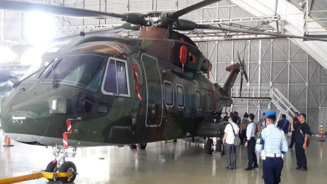Penyidik KPK melihat fisik Helikopter AW-101 di Lanud Halimperdanakusuma