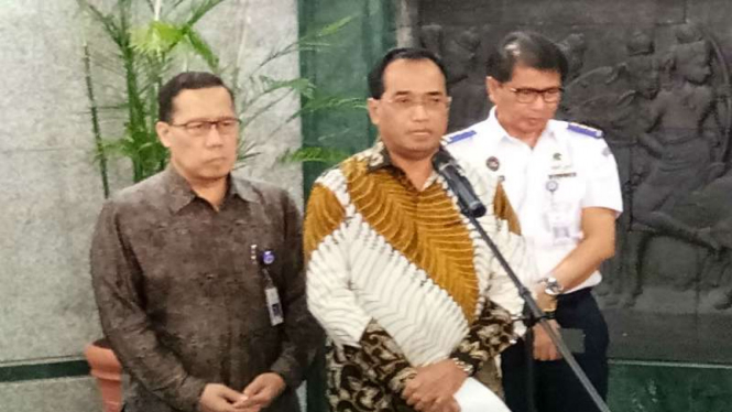 Menteri Perhubungan Budi Karya Sumadi saat konferensi pers di kantornya
