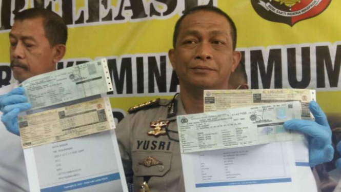 Kepala Bidang Hubungan Masyaraat Polda Jawa Barat, Komisaris Besar Polisi Yusri Yunus, dalam konferensi pers tentang penangkapan komplotan pemalsu STNK di Bandung pada Kamis, 24 Agustus 2017.